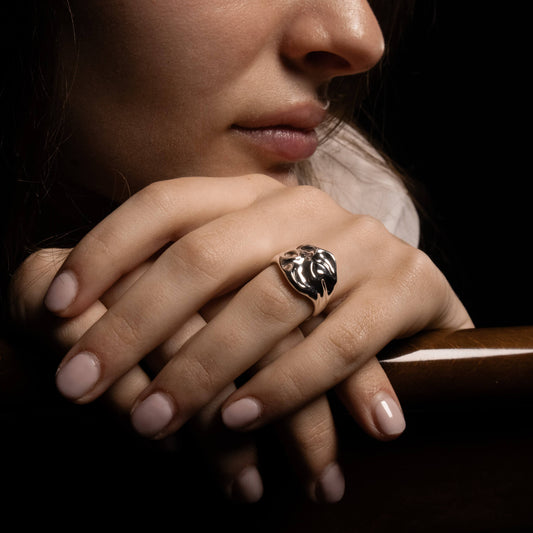 ο ασημένιο δαχτυλίδι Φλοιός φορεμένο στο χέρι, αναδεικνύοντας τον οργανικό του σχεδιασμό - Platon Vasatis